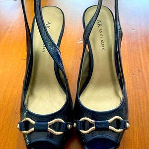 Navy Sz8 Anne Kline 3” slingback faux reptile heels w/toe details. Worn 2-3X